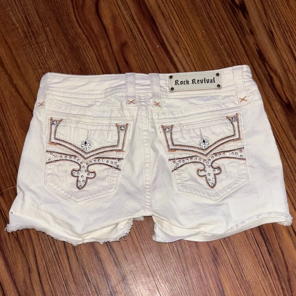 Rock Revival White Denim Shorts with Embellished Back Pockets - Picture 1 of 2